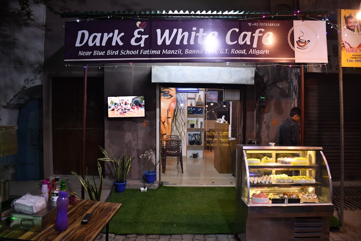 Dark & White Cafe & Bakery