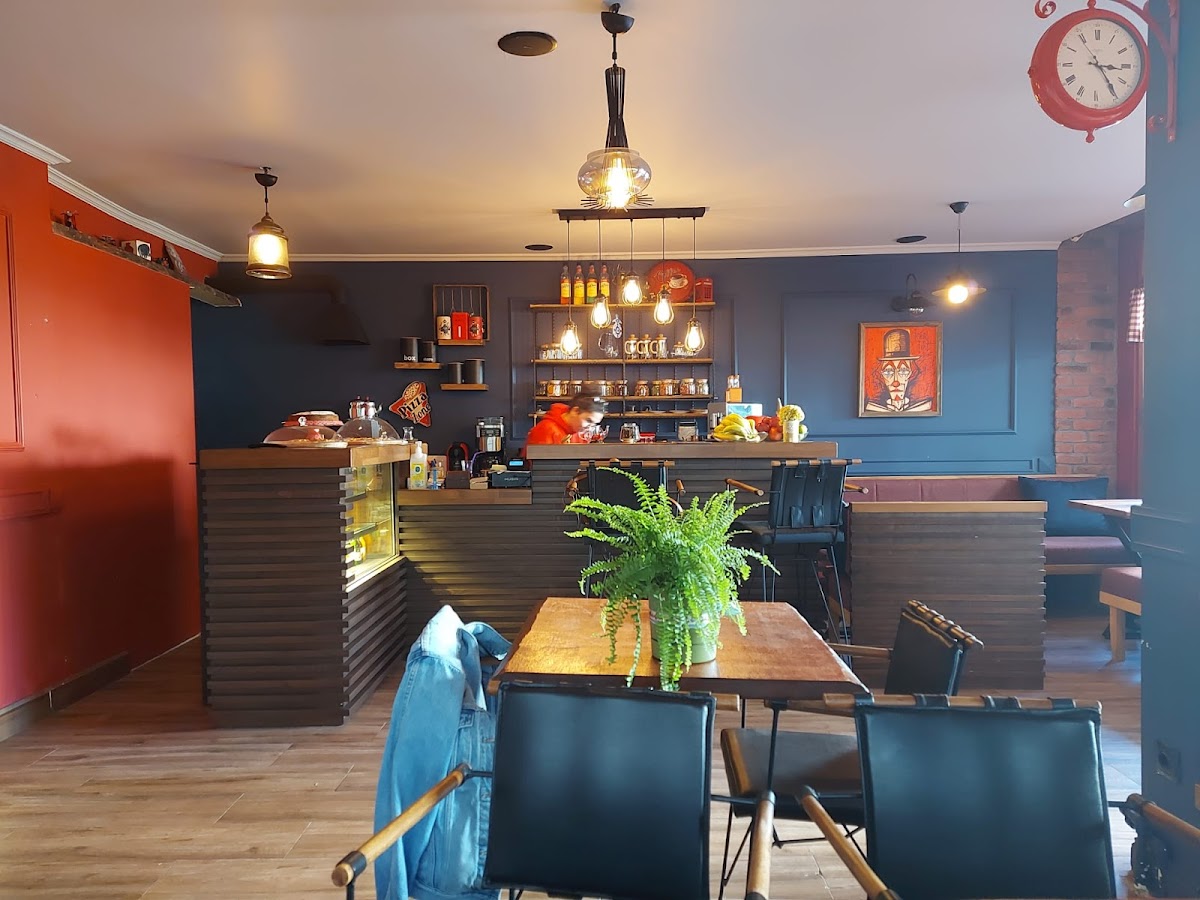 Le Corner Cafe & Restaurant