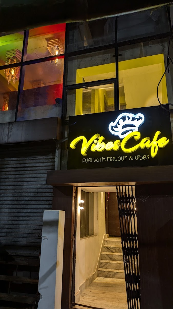 VIBES CAFE, Food & Hookah