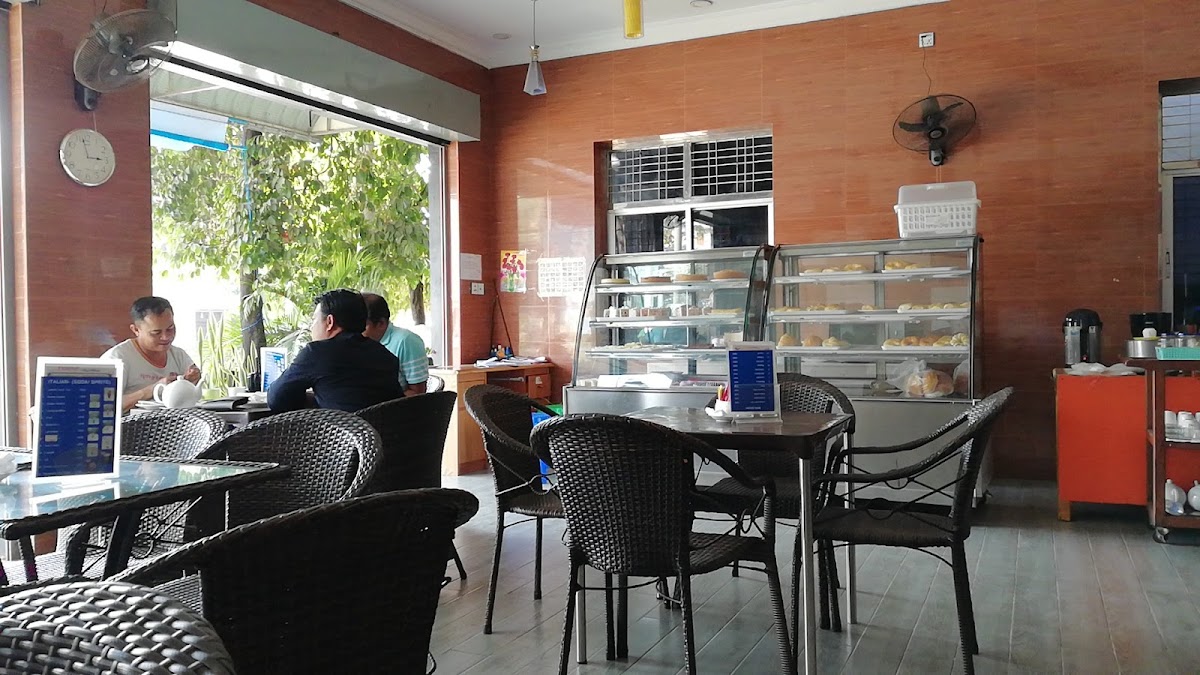 Famous (Coffee & Bakery) - 3