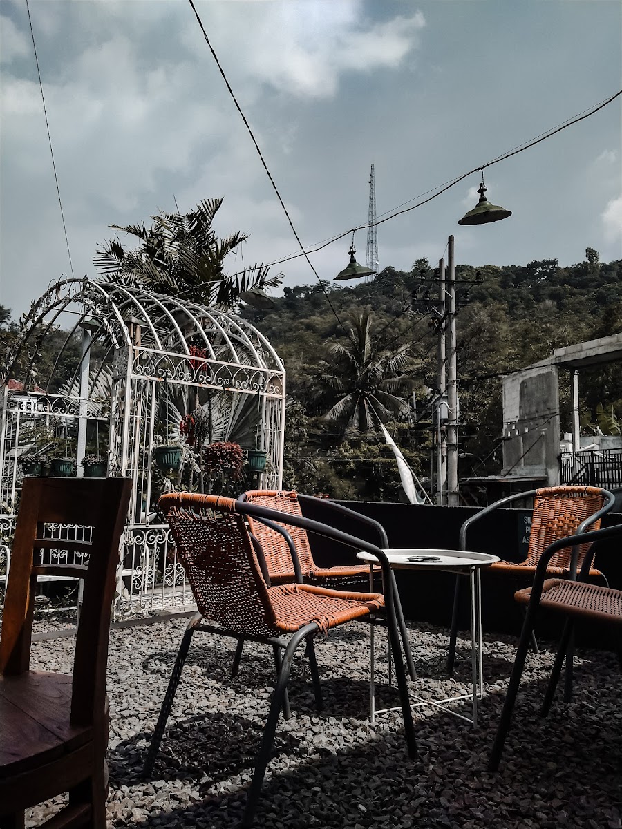 Lumia Coffee and Eatery Lawang