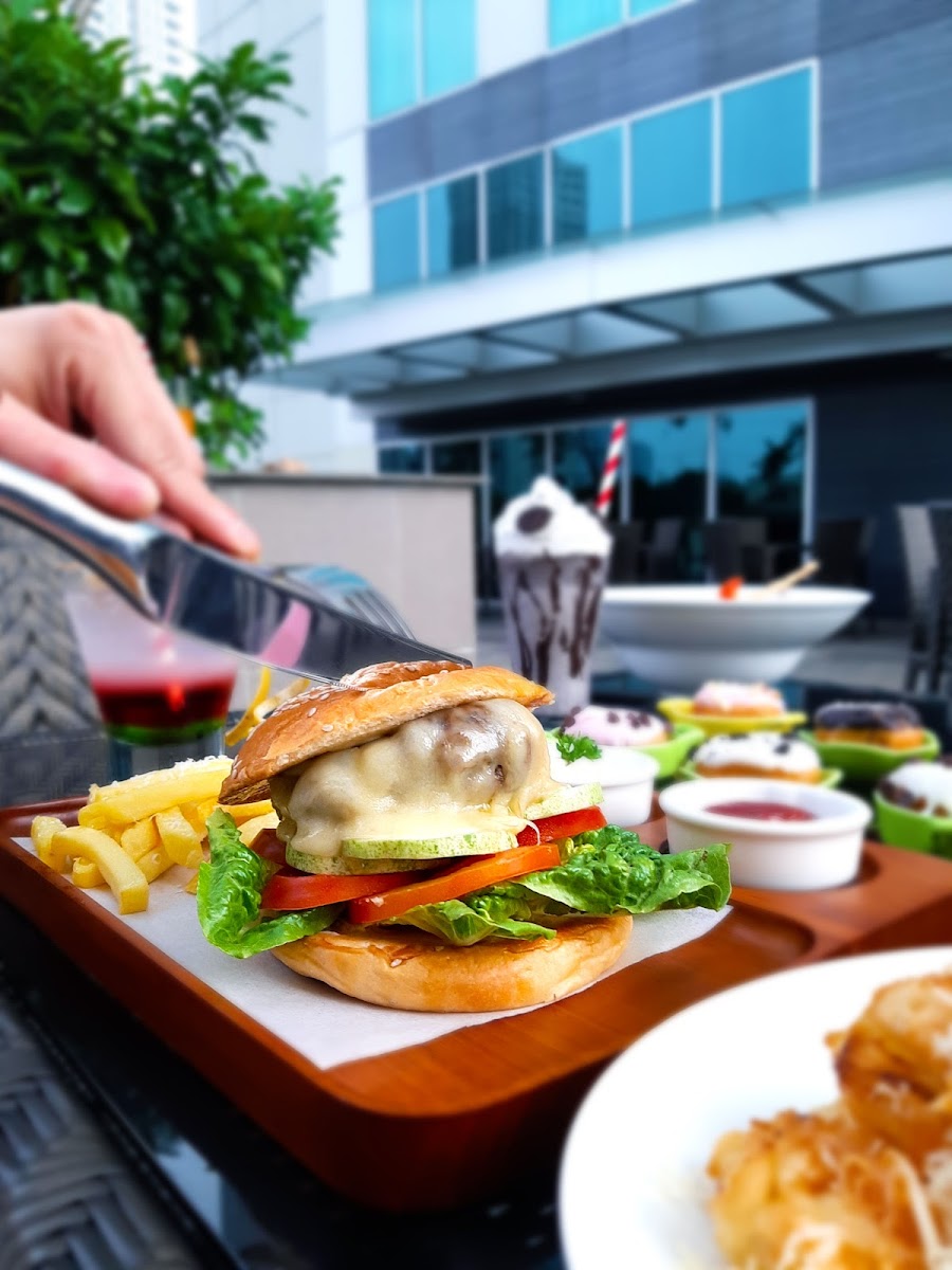 Swiss-Café at Swiss-Belresidences Rasuna Epicentrum - 5