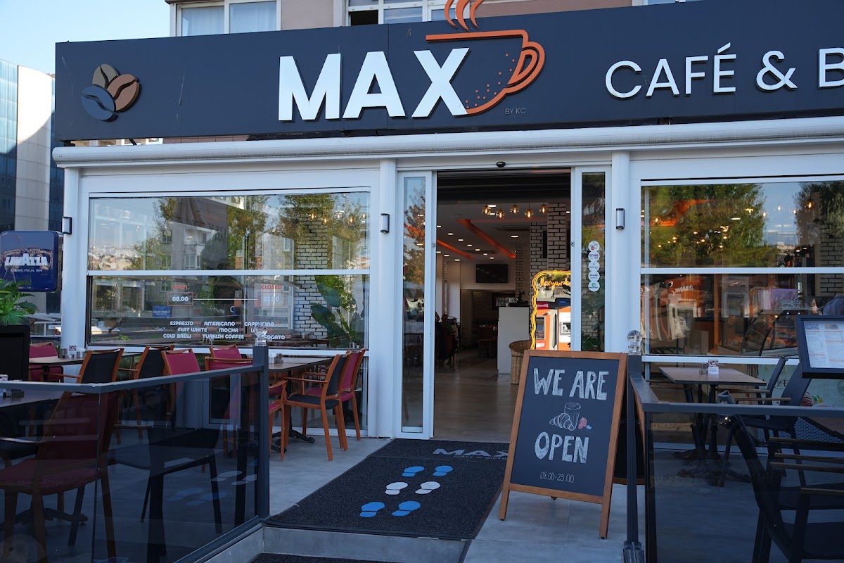 Max Cafe & Bakery