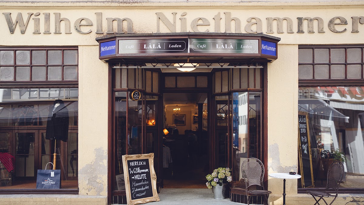 LÀ et LÀ Laden und Café