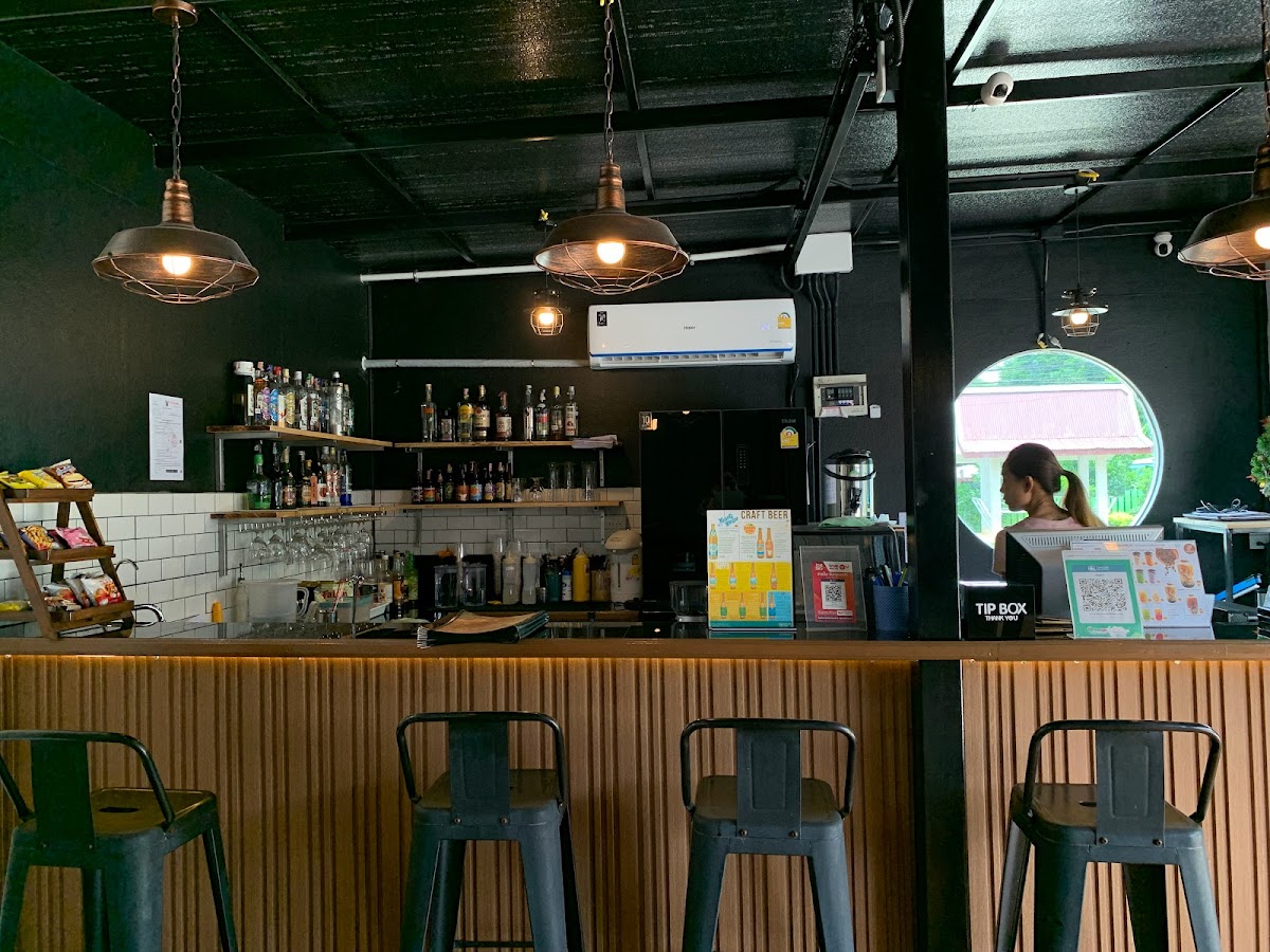 Castro Cafe & Bar (Coffee Cocktails Craftbeer Boba tea ค๊อกเทล คราฟท์เบียร์ ชานมไข่มุก)