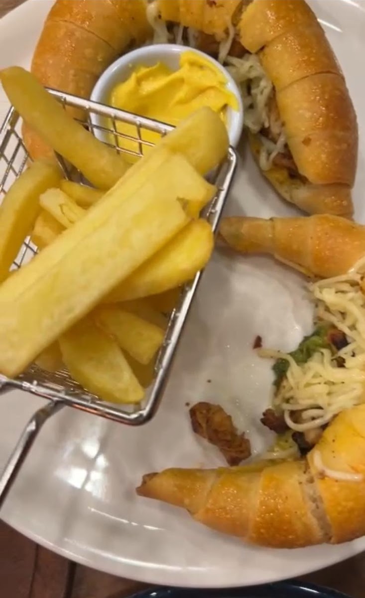 Rooots Cafe & Restaurant - 8