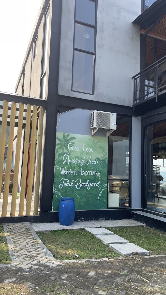 Teluk Backyard Cafe Resto