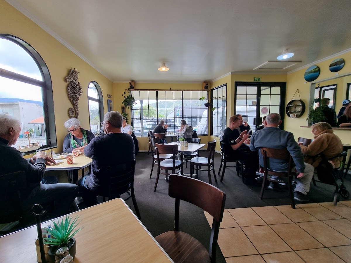 Sneaky Beach Cafe - 4