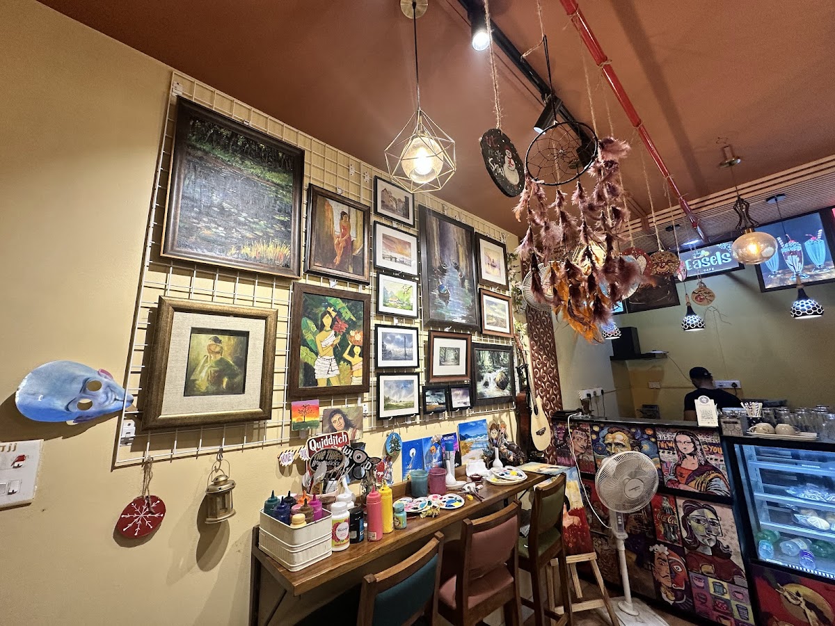 Easels Cafe - 4