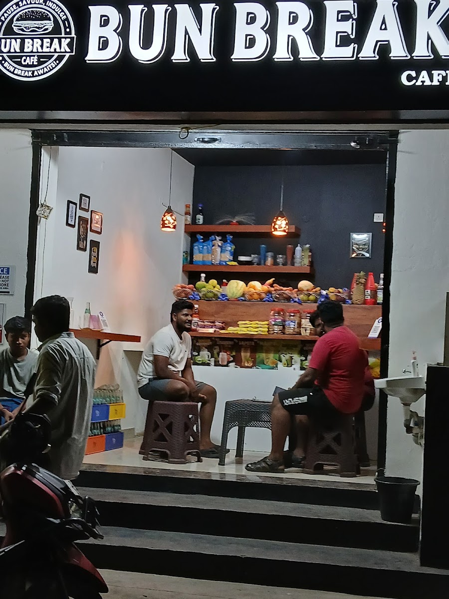 BUN BREAK CAFE