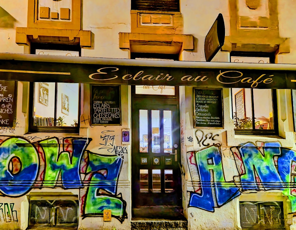 Eclair au Cafe