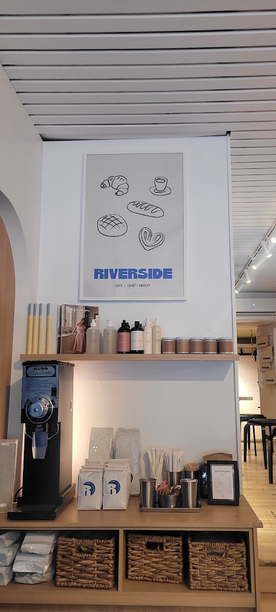 Le Riverside Cafe - 10