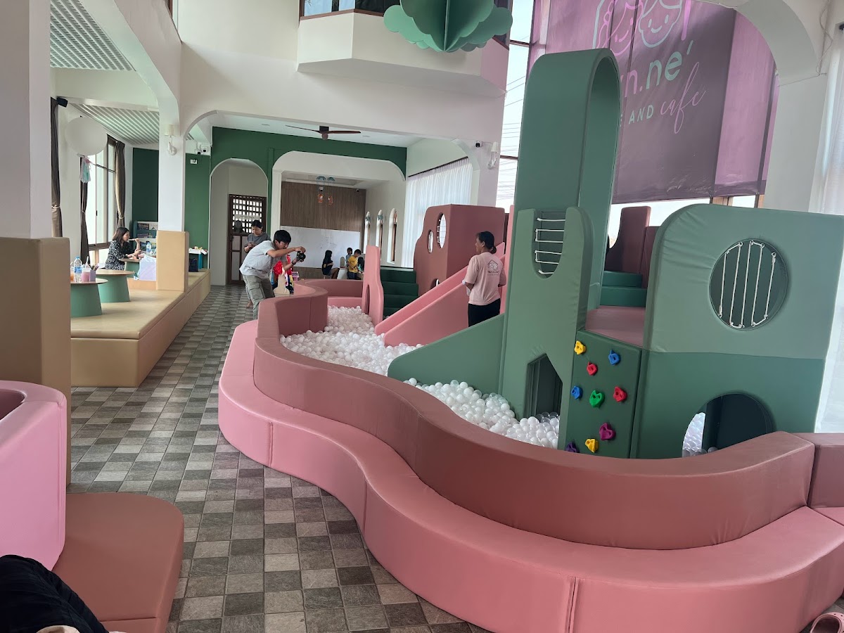 Reyn.ne' Playhouse and Cafe