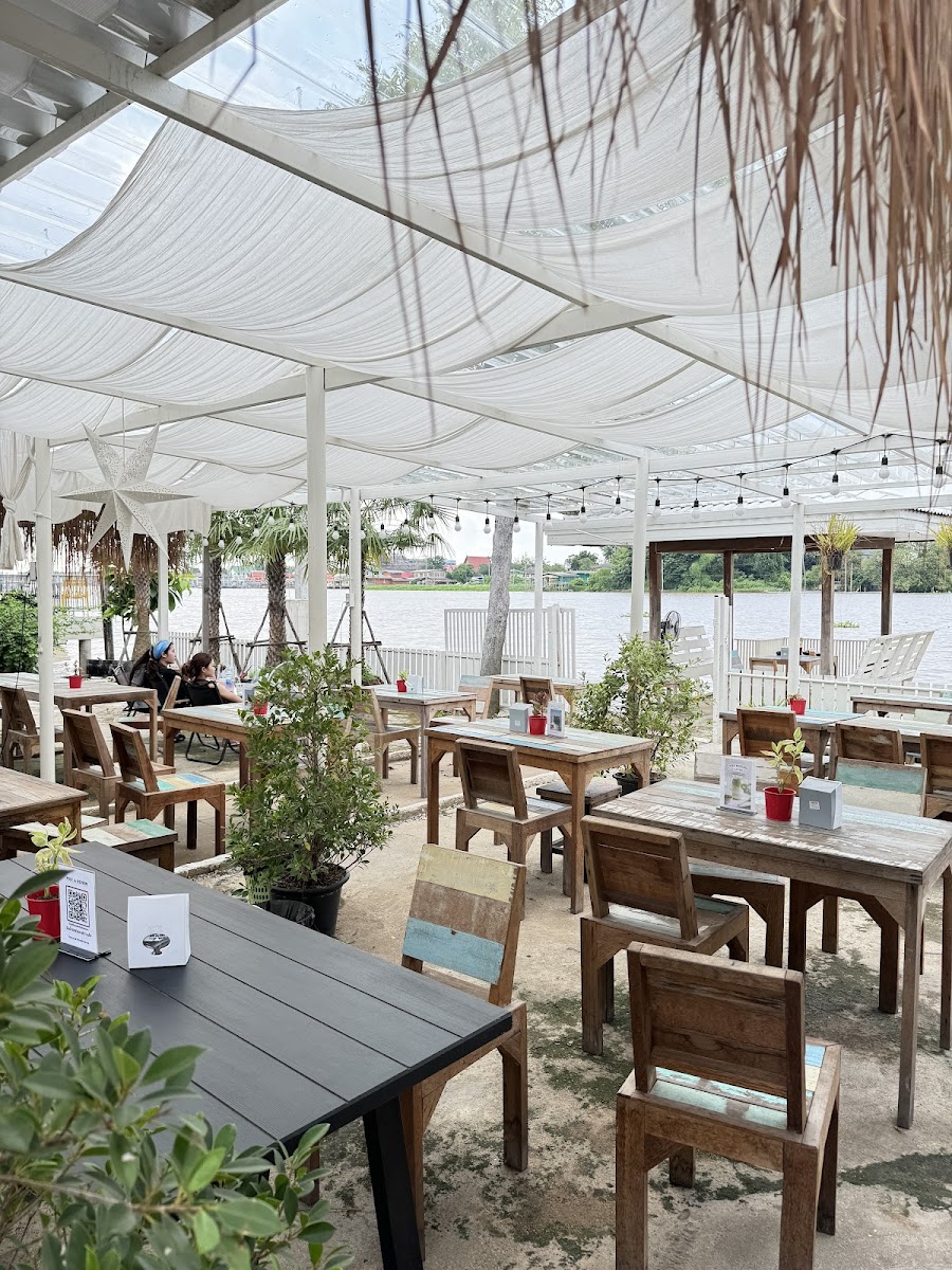 Baan Khao WhiteBox cafe and restaurant บ้านขาวไวท์บ๊อกซ์คาเฟ่ร้านอาหาร