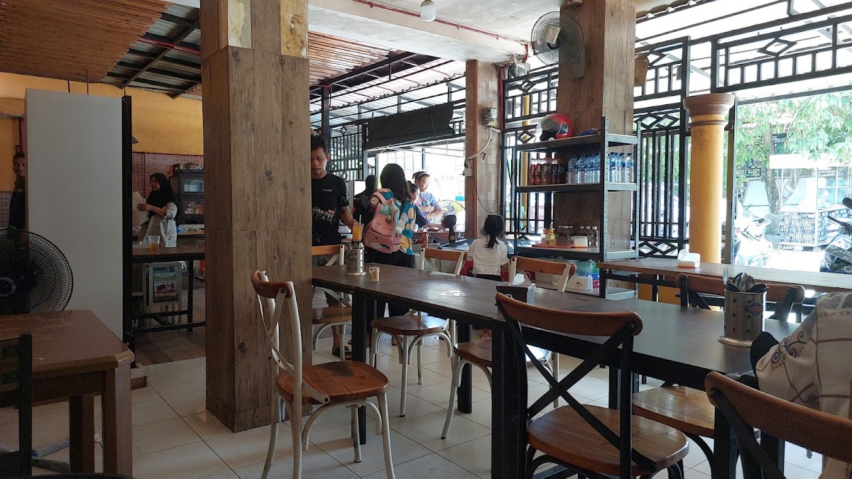 Yenni Cafe & Catering