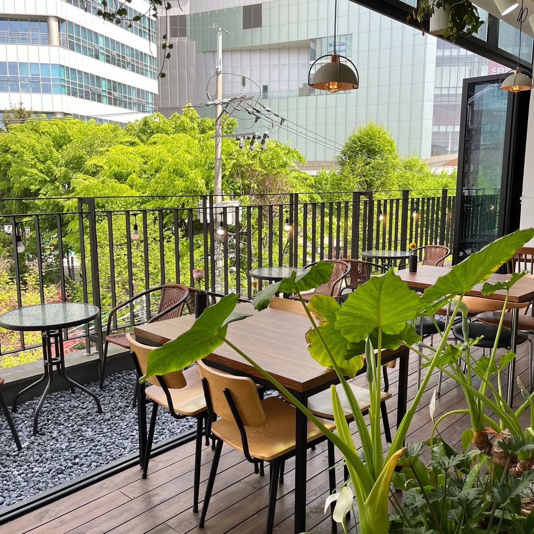 홍대 카페 플로라운지 Hongdae Cafe Flo Lounge 弘大咖啡厅 | 弘大カフェ