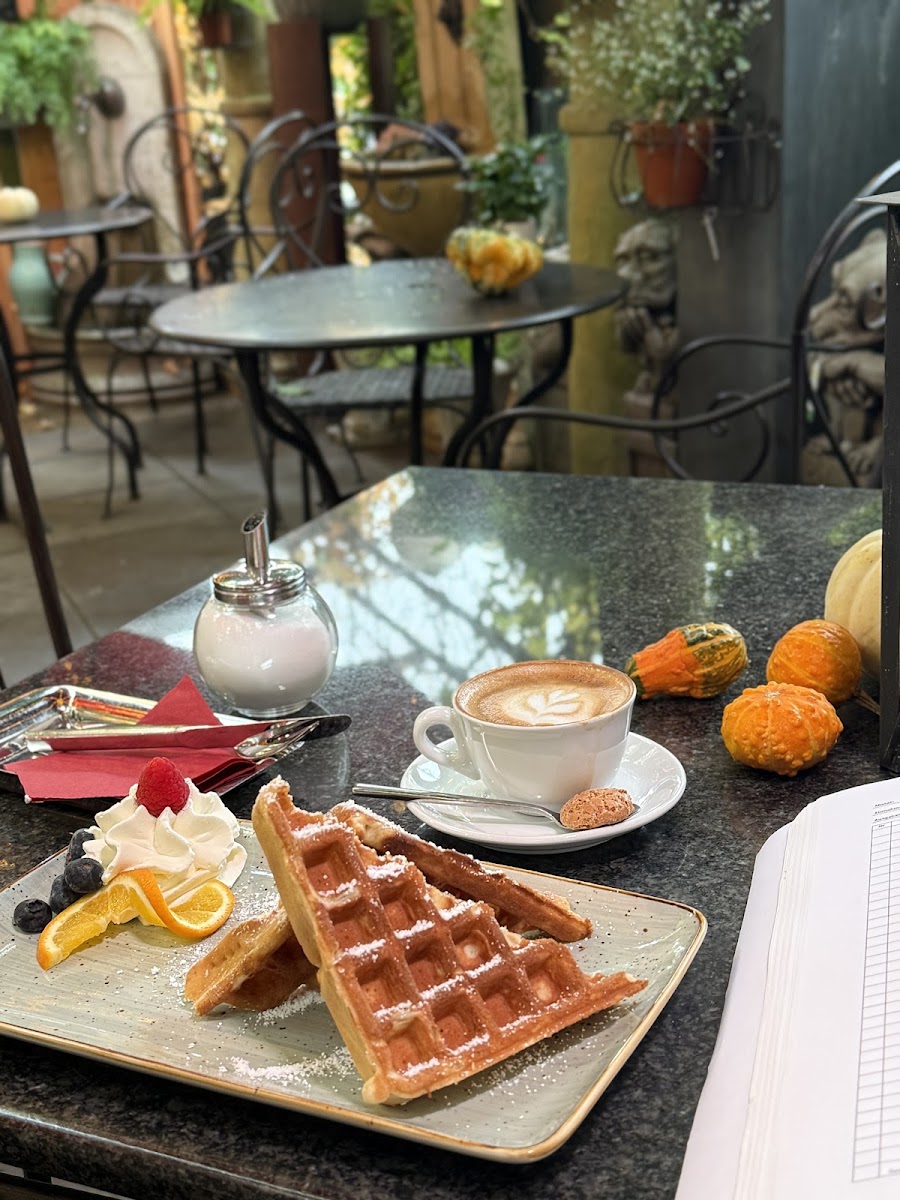 Denny's Cafe & Wein - 4