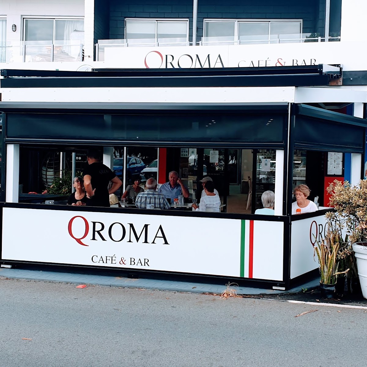 QROMA Cafe and Bar
