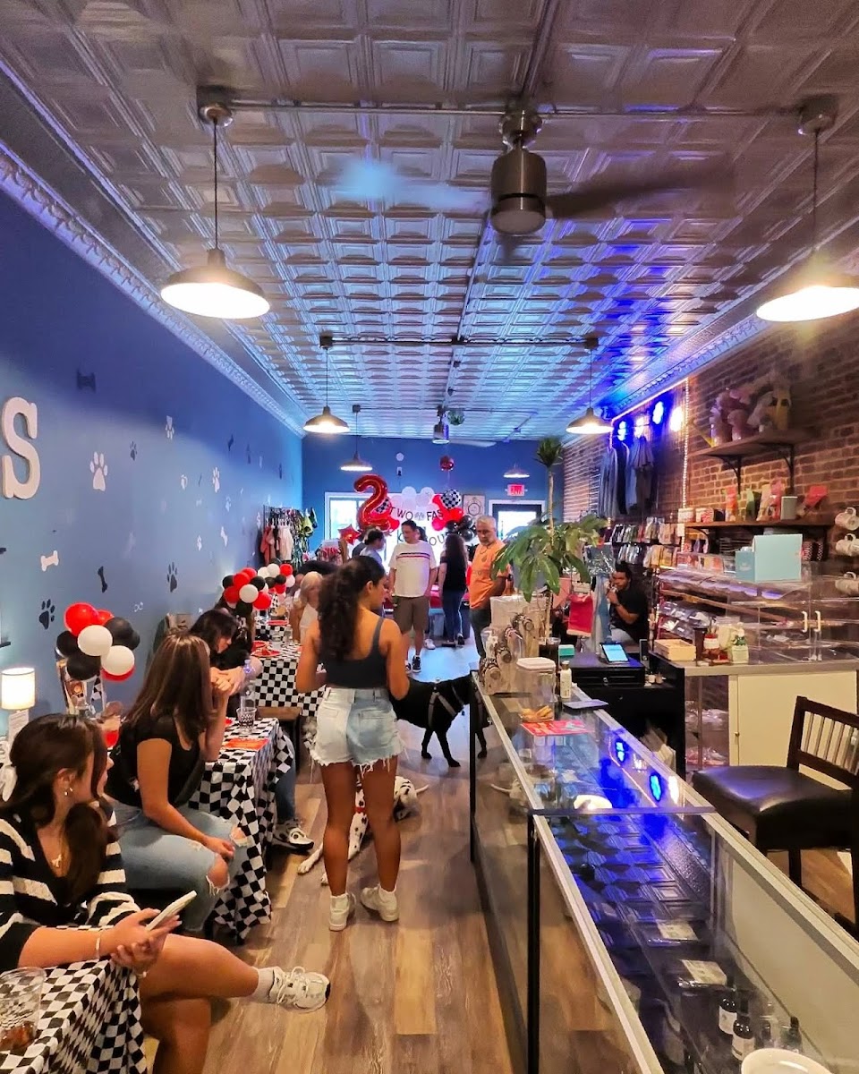 Smokey's Doggy Cafe - 5