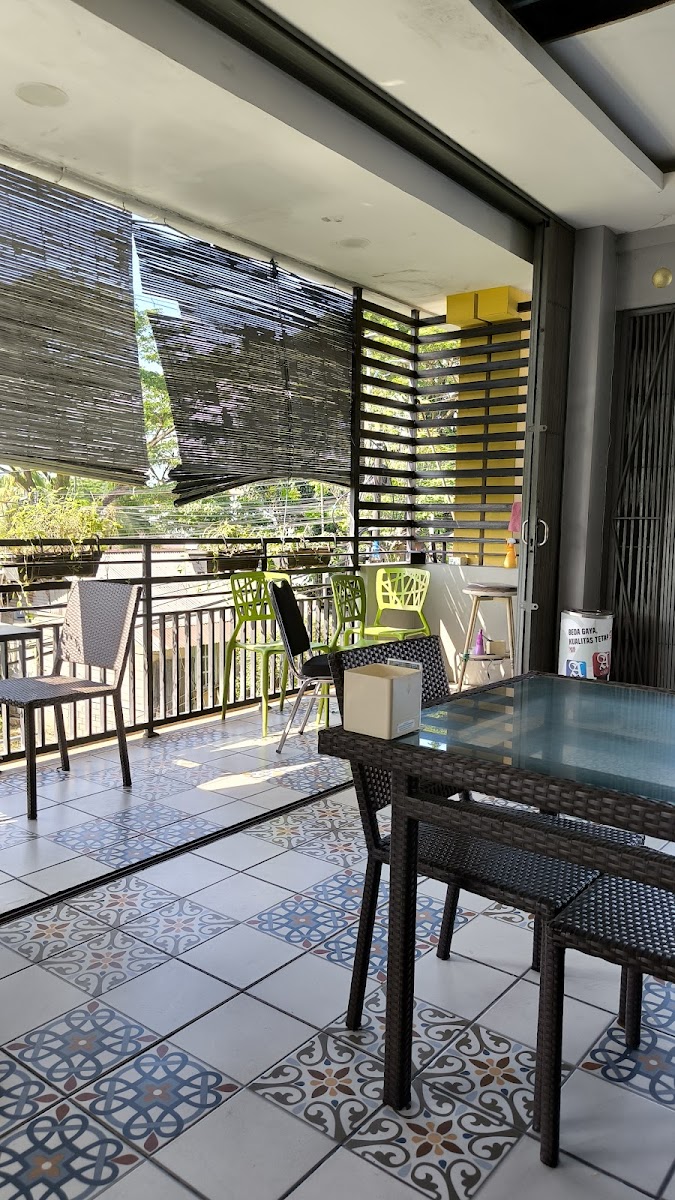 Royal Cafe & Royal Inn By Cella Bakery