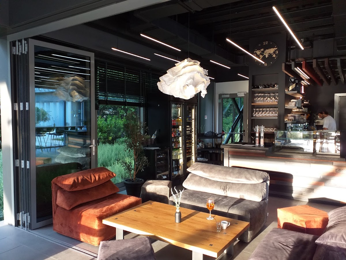 Geona's Butterfly Café