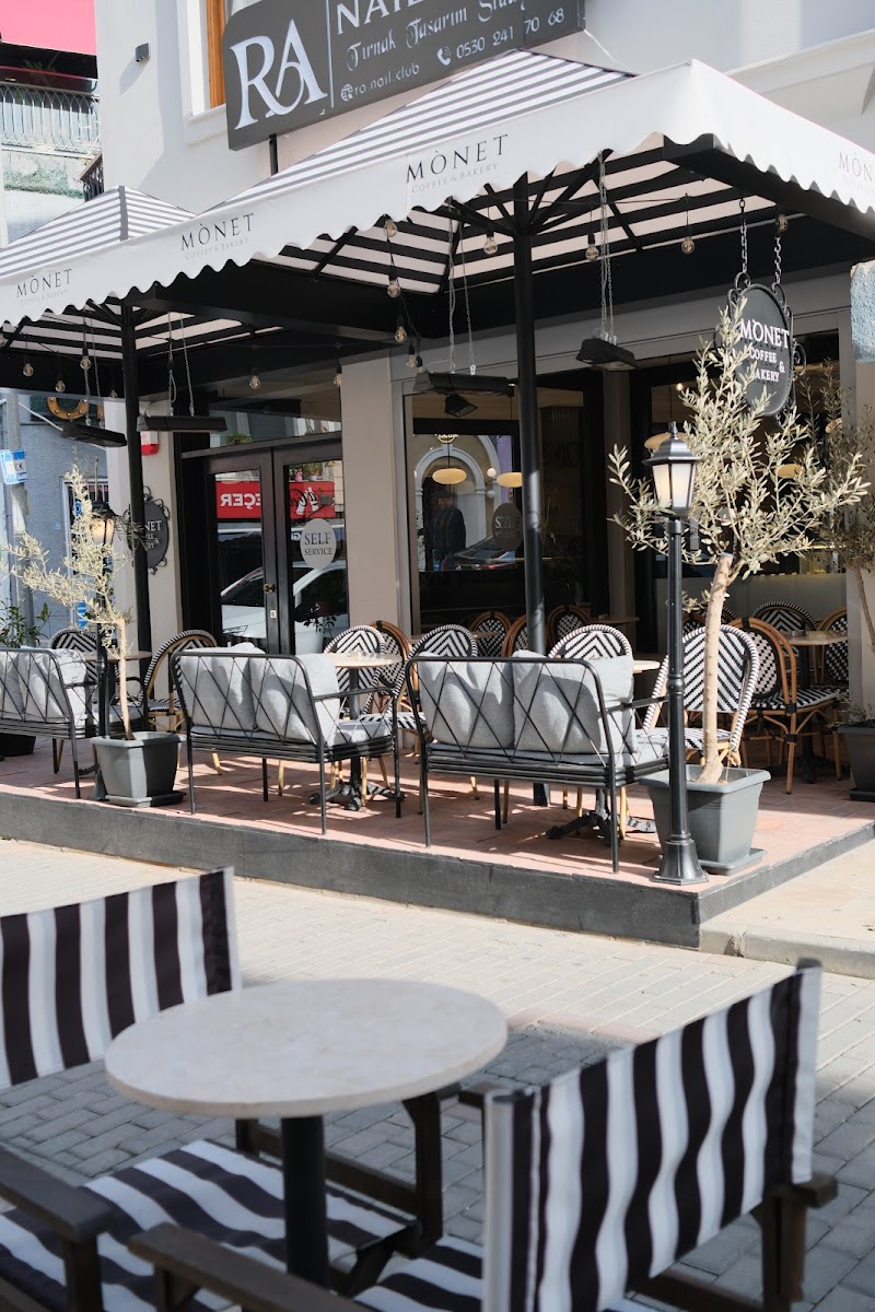 Monet Coffee & Bakery