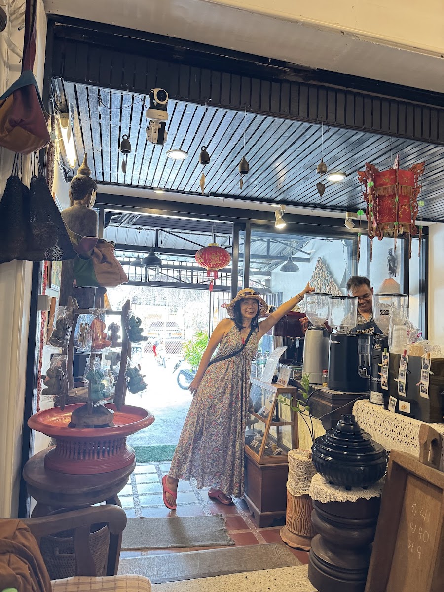 AM.TONY Antique & Coffee - 3