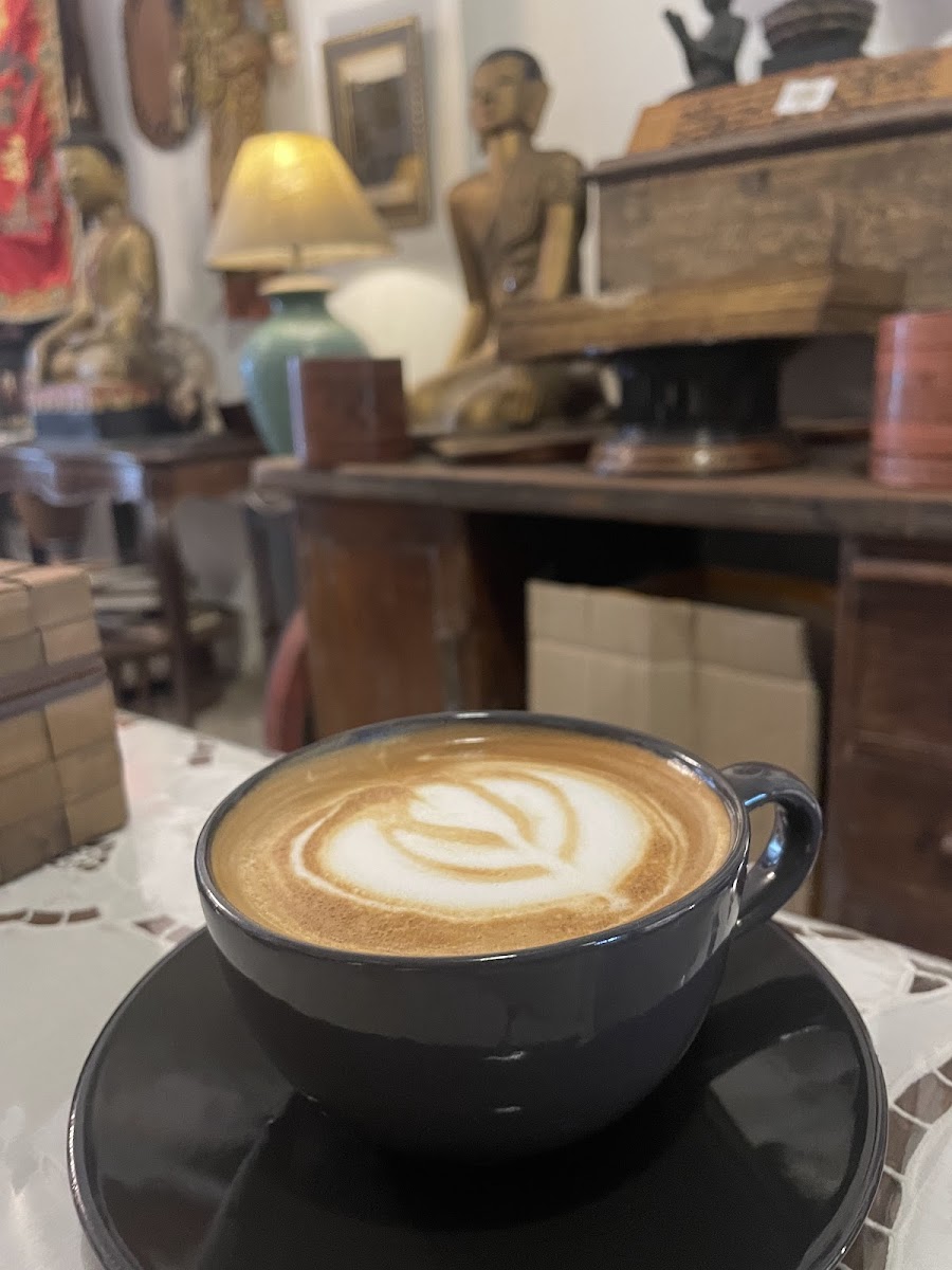 AM.TONY Antique & Coffee - 4