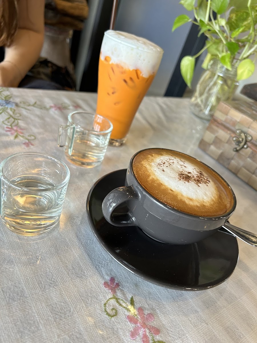 AM.TONY Antique & Coffee - 9