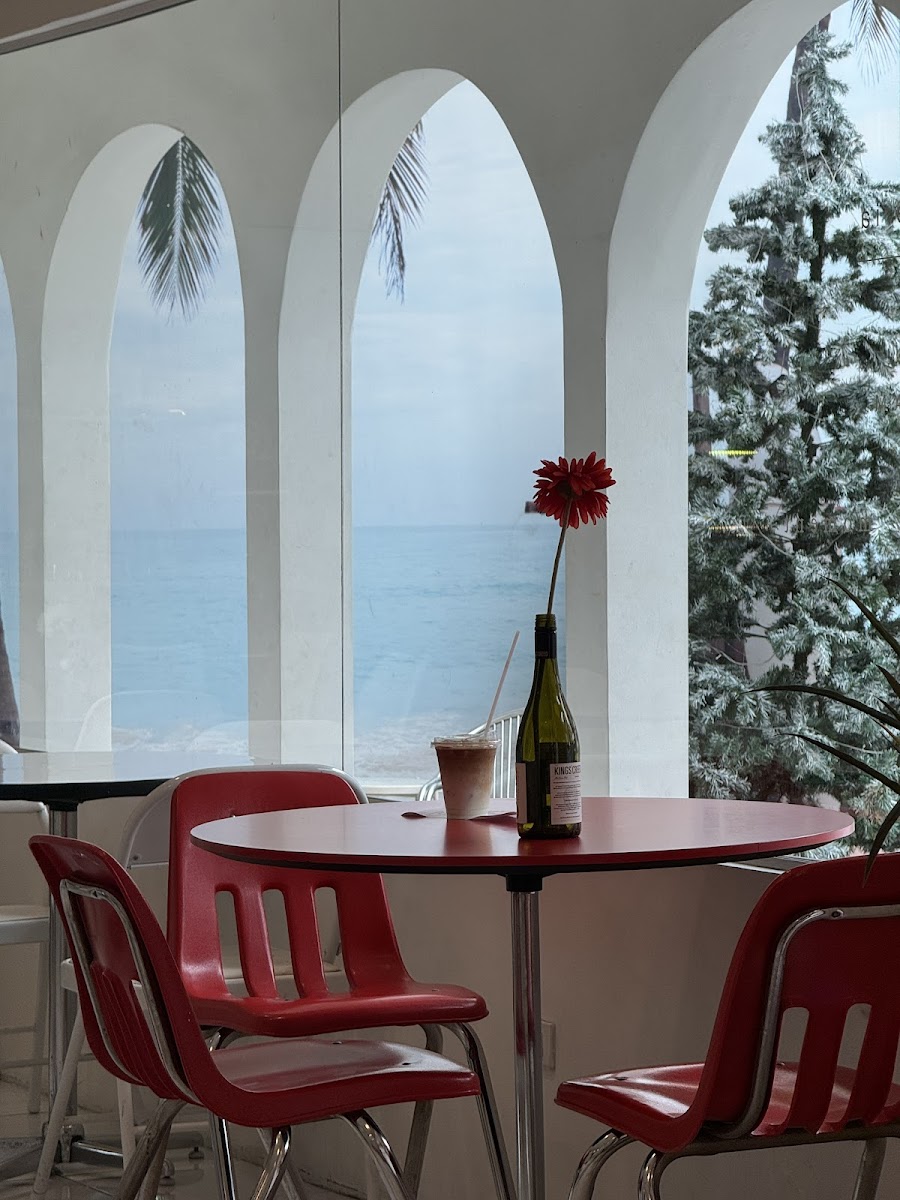 Jolie Café & Bar - 3