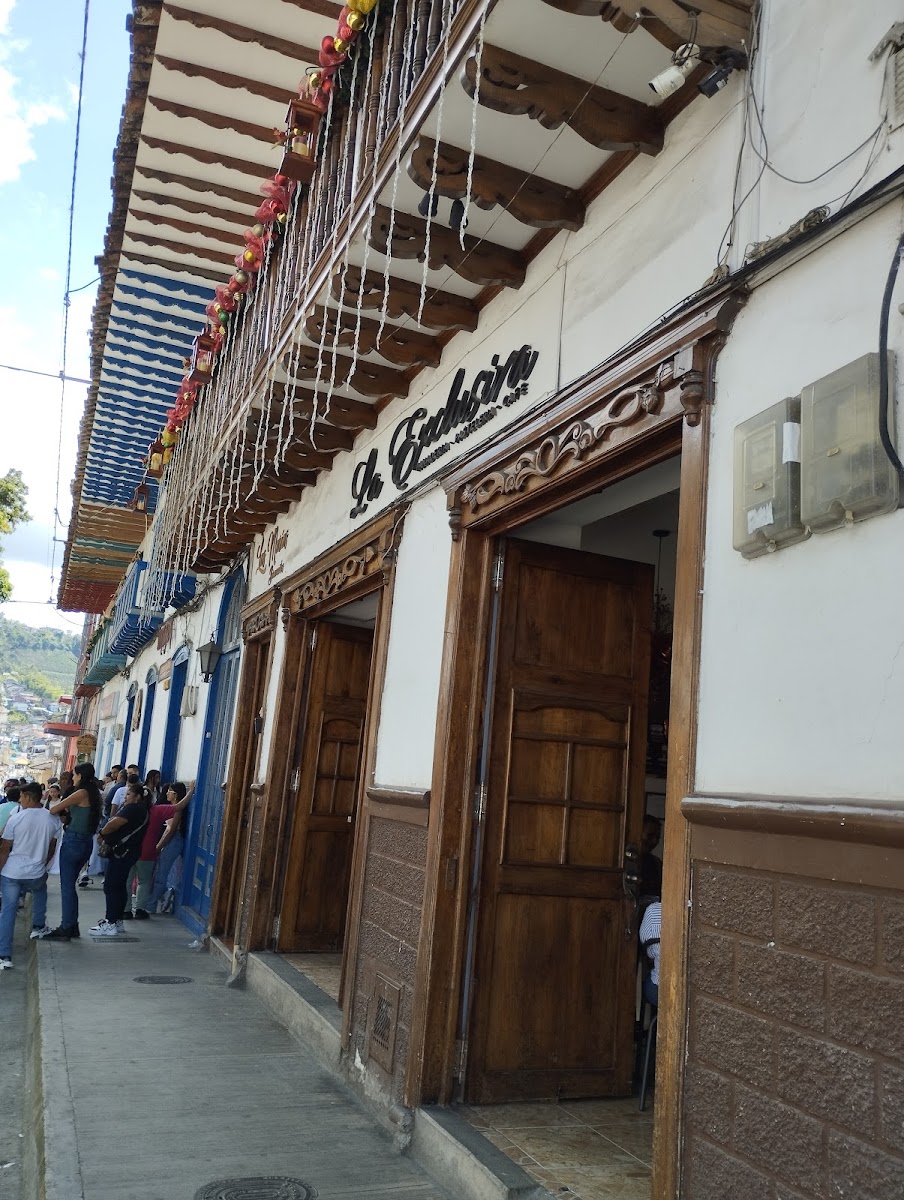 La Exclusiva Panadería Pastelería Café