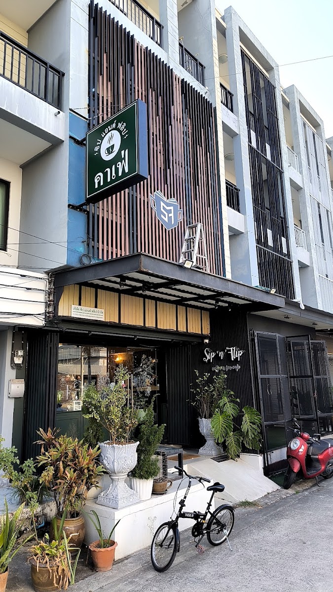 Sip 'n Flip Café