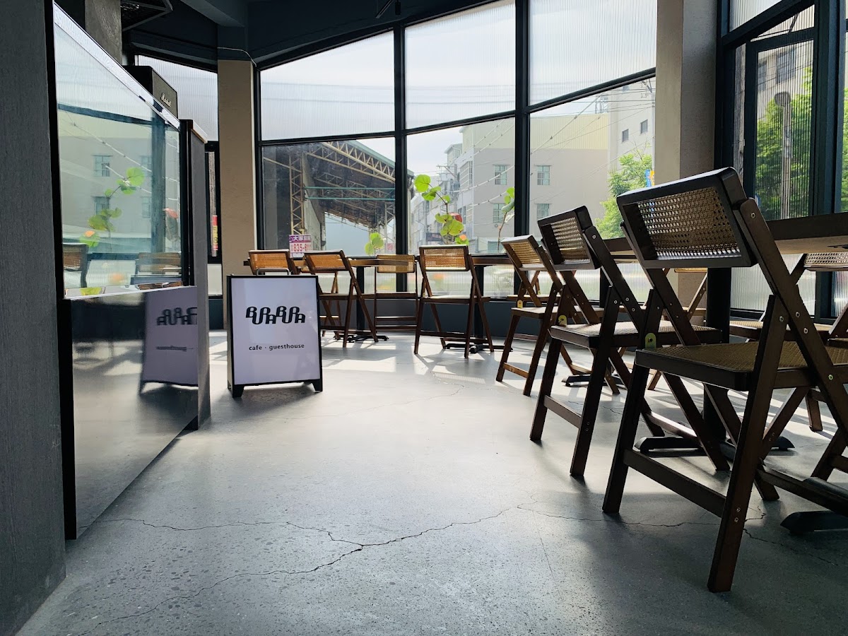 BURABURA CAFE GUESTHOUSE