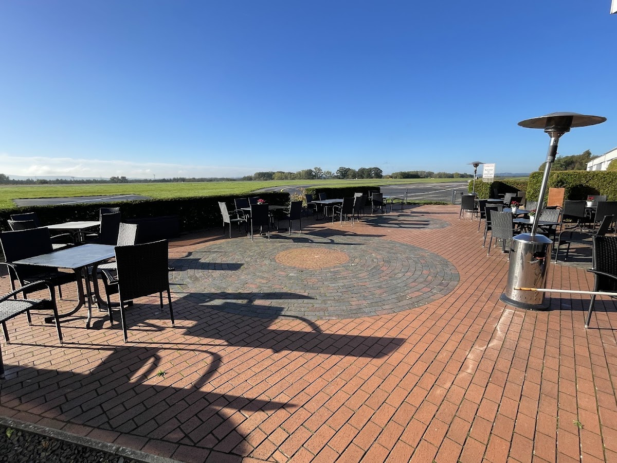 Leonardo Restaurant & Café