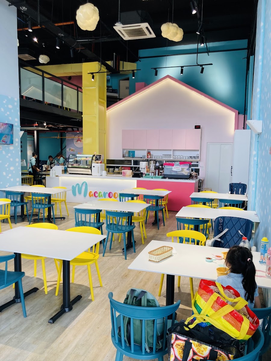 Macaroon Cafe (Toppen Shopping Centre)