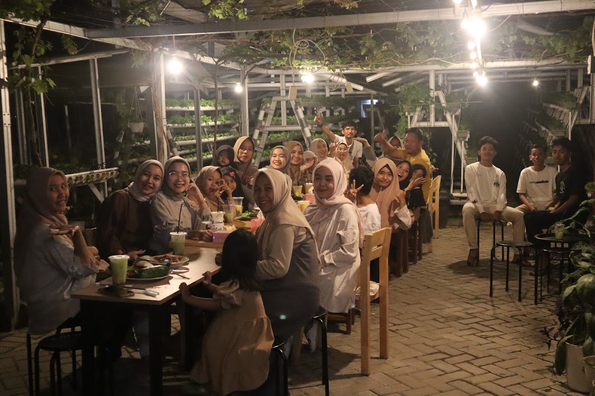 SENAYAN COFFEE & BOTANICAL